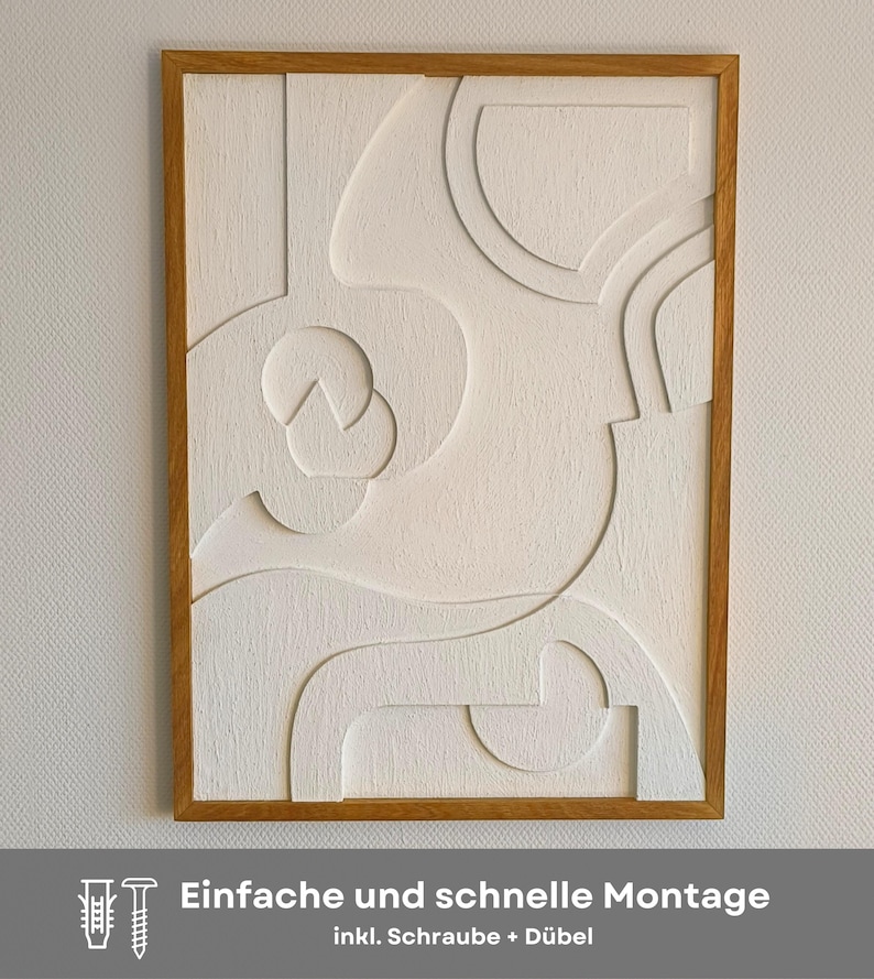 Abstraktes 3D Wandrelief mit geöltem Eichenholzrahmen im Format 76 x 56 x 2 cm, handgefertigt aus gefrästem MDF mit strukturierter Oberfläche in Cremeweiß. Das moderne Wandbild lässt sich dank vormontierter Aufhängung schnell und einfach anbringen – inklusive Schraube und Dübel für sicheren Halt. Ideal als stilvolle Wanddeko für Wohnzimmer, Flur oder Büro im Japandi-, Skandi- oder minimalistischen Stil mit natürlichem Design.