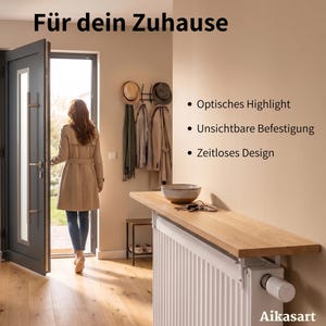Helle Flurszene: Eine Frau verlässt das Haus durch eine offene Tür. Im Vordergrund ist ein weißer Heizkörper mit einer Holzablage, auf der Schlüssel und eine Schale liegen. Text oben: „Für dein Zuhause“. Rechts drei Stichpunkte: „Optisches Highlight“, „Pflegeleicht“, „Handgefertigt in Bayern“. Unten rechts das Logo „Aikasart“. Im Hintergrund sieht man eine Garderobe mit Jacken und Hüten.