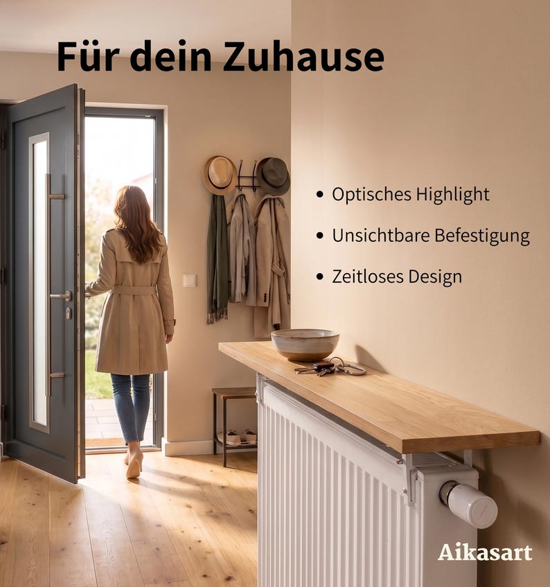 Helle Flurszene: Eine Frau verlässt das Haus durch eine offene Tür. Im Vordergrund ist ein weißer Heizkörper mit einer Holzablage, auf der Schlüssel und eine Schale liegen. Text oben: „Für dein Zuhause“. Rechts drei Stichpunkte: „Optisches Highlight“, „Pflegeleicht“, „Handgefertigt in Bayern“. Unten rechts das Logo „Aikasart“. Im Hintergrund sieht man eine Garderobe mit Jacken und Hüten.