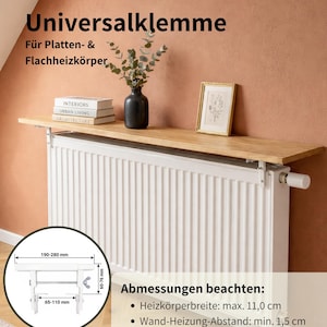 Infografik für ein Heizungsregal aus Eiche mit Universalklemme für Platten- und Flachheizkörper. Das Bild zeigt ein langes Holzbrett mit Büchern und einer Vase vor einer terrakottafarbenen Wand. Eine Detailgrafik zeigt die verstellbare weiße Halterung: Breite 190–280 mm, Tiefe 60–76 mm und Klemmweite 65–110 mm. Wichtige Anforderungen werden genannt: Die Heizkörperbreite darf maximal 11,5 cm betragen, bei einem Mindestabstand zur Wand von 1,5 cm für eine sichere Verschraubung.