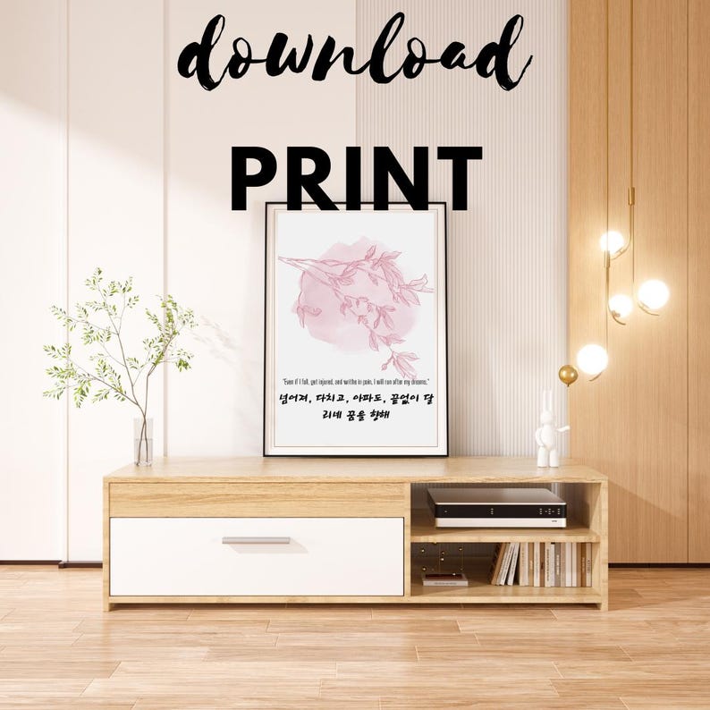 Puede incluir: Una impresi&oacute;n enmarcada con un dise&ntilde;o floral rosa y texto coreano, exhibida en un mueble de madera clara y blanco. Las palabras "download" y "PRINT" est&aacute;n encima de la impresi&oacute;n enmarcada.