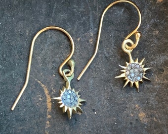 Pendientes Starburst-Delicados pequeños Vermeil y oro relleno diamante pave sol/pendientes de estrella - OOAK