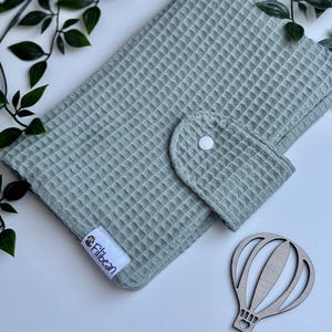 Wickeltasche für Babys mint Eukalyptus Handgemacht Baby Organizer Tasche groß Geschenk zur Geburt Erstausstattung mit Fächern Nuckelkette
