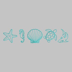 以下が含まれることがあります： グレーの背景に、ターコイズ色の線画で描かれた海の生き物たち。ヒトデ、タツノオトシゴ、貝殻、カメ、サメが描かれています。シンプルで様式化されたアウトラインが、ミニマリストな美しさを生み出しています。