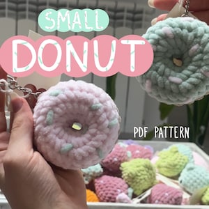 Könnte beinhalten: Gehäkelte Donut-Schlüsselanhänger in Rosa und Mintgrün mit weißen und pastellfarbenen Streuseln. Das Bild enthält den Text "SMALL DONUT" und "PDF PATTERN". Die Schlüsselanhänger sind an silbernen Schlüsselringen befestigt.
