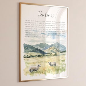 Puede incluir: Una pintura de acuarela de un paisaje con colinas onduladas y dos ovejas en un campo. La pintura está enmarcada en oro y tiene el texto "Salmo 23" en la parte superior. El texto debajo de la imagen dice: "El Señor es mi pastor; nada me faltará. En verdes prados me hace descansar; junto a aguas tranquilas me conduce. Él restaura mi alma; me guía por sendas de justicia por amor de su nombre. Aunque pase por el valle de sombra de muerte, no temeré mal alguno, porque tú estás conmigo; tu vara y tu cayado me infunden aliento. Tú preparas mesa ante mí en presencia de mis enemigos; has ungido mi cabeza con aceite; mi copa rebosa. Ciertamente, el bien y la misericordia me seguirán todos los días de mi vida, y habitaré en la casa del Señor por siempre."
