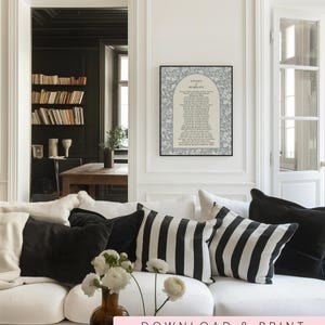 K&ouml;nnte beinhalten: Ein gerahmter Wandkunstdruck mit dem Titel Litany of Humility, der ein beiges, bogenf&ouml;rmiges Zentrum mit schwarzem Text zeigt, umgeben von einem blau-wei&szlig;en Blumenmuster. Der Druck h&auml;ngt an einer wei&szlig;en Wand &uuml;ber einem wei&szlig;en Sofa mit Kissen.