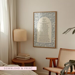 K&ouml;nnte beinhalten: Ein rechteckiger Wandkunstdruck mit dem Titel Litany of Humility, der schwarzen Text in einem bogenf&ouml;rmigen Rahmen auf hellblauem Hintergrund mit wei&szlig;em Blumenmuster zeigt. Der Druck ist in einem d&uuml;nnen, hellen Holzrahmen eingefasst.