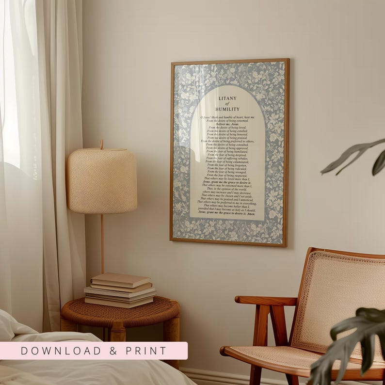 K&ouml;nnte beinhalten: Ein rechteckiger Wandkunstdruck mit dem Titel Litany of Humility, der schwarzen Text in einem bogenf&ouml;rmigen Rahmen auf hellblauem Hintergrund mit wei&szlig;em Blumenmuster zeigt. Der Druck ist in einem d&uuml;nnen, hellen Holzrahmen eingefasst.