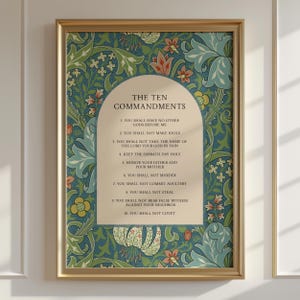 Peut inclure: Une affiche encadrée avec "Les Dix Commandements" dans un cadre doré. Le fond présente un motif floral bleu, vert et rouge. Le texte est affiché sur un panneau beige en forme d'arche.