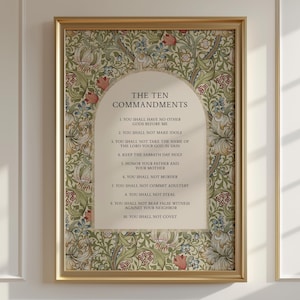 Puede incluir: Una taza de cerámica blanca con un asa negra y el texto "But First, Coffee" en negrita negra. La taza está sobre una superficie blanca. La taza mide aproximadamente 10 cm de alto.