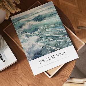 Impresión "Más fuerte que las olas", versículo bíblico del Salmo 93:4, impresión de las Escrituras sobre las olas, arte mural cristiano, regalo cristiano, decoración del hogar con fe.