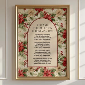 Puede incluir: Una impresión enmarcada con un borde dorado presenta el poema "I Heard the Bells on Christmas Day". El fondo es un estampado floral con poinsettias rojas, flores color crema y hojas verdes. El poema está en un óvalo color crema.