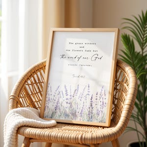 Jesaja 40:8 Het gras verdort en de bloemen vervagen, bloemen bijbelvers kunst aan de muur, moderne schriftafdruk, christelijk muurdecor, lavendel