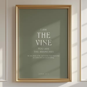 Könnte beinhalten: Ein gerahmter Kunstdruck mit salbeigrünem Hintergrund und weißem Text: I AM THE VINE YOU ARE THE BRANCHES. He who abides in Me, and I in him, bears much fruit; for without Me you can do nothing. JOHN 15:5.