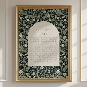 Puede incluir: Una impresión enmarcada con la Oración de la Serenidad. El fondo tiene un patrón floral verde oscuro con detalles blancos y dorados. La oración se muestra en un arco color crema, con texto en una fuente clásica. El marco es dorado.