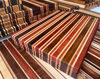 Tabla de cortar de madera dura australiana hecha a mano: diseño de rayas simétricas