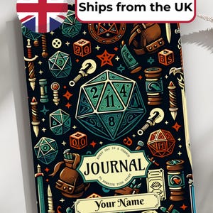 Könnte beinhalten: Ein schwarzes Notizbuch mit Fantasy-Motiven, das Würfel, Schwerter und andere spielbezogene Illustrationen zeigt. Das Wort "JOURNAL" ist prominent dargestellt, mit Platz für "Your Name". Das Design umfasst türkisfarbene, orangefarbene und braune Akzente.