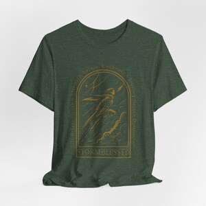 Camiseta Stormblessed, Camiseta para fans de Stormlight, Camiseta Radiant Knight, Camiseta Windrunner, Camiseta Cosmere, Regalo para fans de Brandon Sanderson, Regalo para amantes de los libros Heather Forest