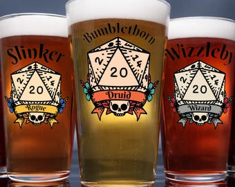 Bicchiere da pinta D&D personalizzato con nome e classe, tazza personalizzabile con classe Dungeons and Dragons, regali personalizzati D&D, dadi, regali personalizzati per matrimoni