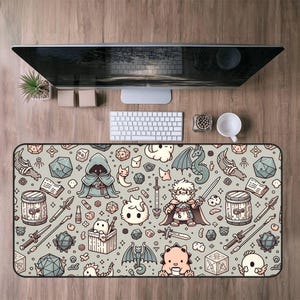 Puede incluir: Alfombrilla de escritorio rectangular con un fondo gris claro y un patrón repetido de ilustraciones de temática fantástica. El diseño incluye personajes de dibujos animados, dados, espadas y otros elementos relacionados con los juegos. La alfombrilla está sobre un escritorio de madera.