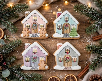 Pode incluir: Quatro bolachas de gengibre em forma de casa decoradas com telhados de glacê branco, paredes em tons pastel e portas detalhadas com coroas. Duas bolachas incluem pequenas figuras de gengibre e uma tem uma árvore verde.