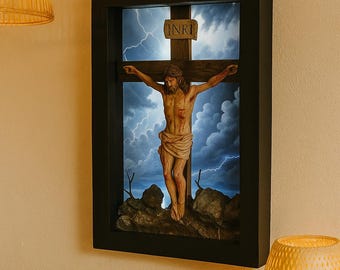 Diorama iluminado de la Crucifixión de Jesús: Arte religioso con una cruz de madera