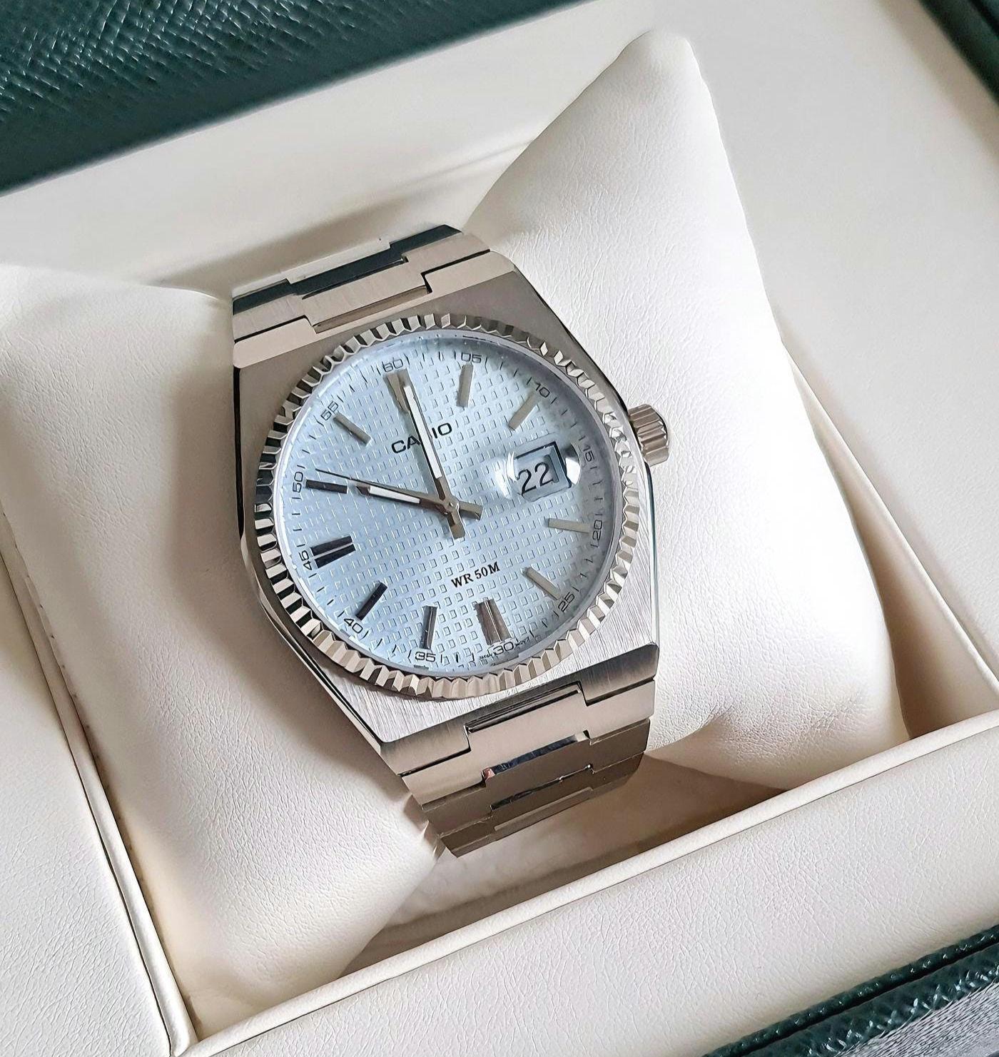 Custom Casio 1302 Mod horloge vintage stijl luxe uitstraling roestvrij staal automatische look datumweergave WR50M