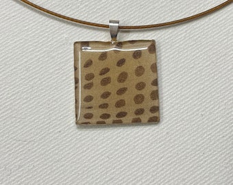 Lunares - Square resin pendant with light brown dots