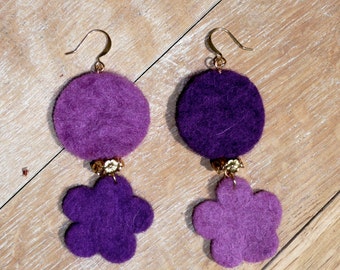 FeltIt. Beautiful felt earrings with a circle and a flower shape in purple and gold tones.