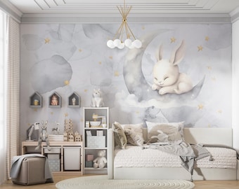 Murale con coniglietto addormentato, luna e stelle ad acquerello, carta da parati neutra per la cameretta.