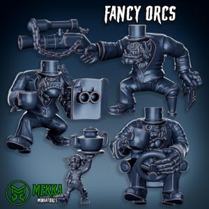 Peut inclure: Quatre figurines miniatures d'orcs habillés en tenue élégante. Un orc tient une tasse à thé, un autre tient une théière, un autre tient un fusil et le dernier orc est assis sur une chaise avec un volant.