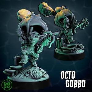 Peut inclure: Une miniature d'un gobelin avec une tête de pieuvre, imprimée en 3D en gris, tenant un fusil harpon. Le gobelin porte un masque de plongée et se tient sur une base avec du corail et des algues.