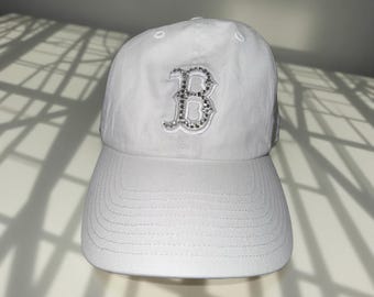 Boné de beisebol cravejado de strass: Boné com aplicações de strass, design personalizado