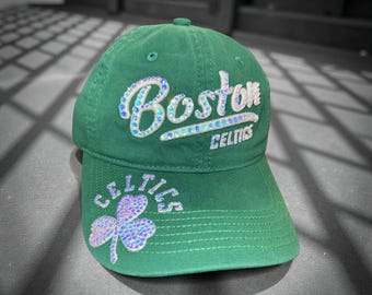 Boné Red Sox Cravejado de Strass: Boné Brilhante com Apliques de Strass, Design Esportivo Personalizado