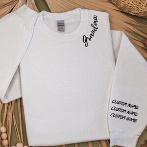 Personalized Grandma Sweatshirt With Kids Names. Grandma Sweatshirt, Gift for Grandmom, Nana crewneck, Nana with Kids Names on Sleeve