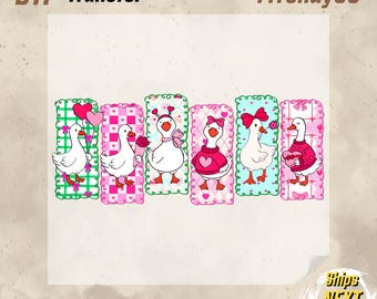 Peut inclure: Motif de transfert DTF avec six oies de dessin animé avec des cœurs, des nœuds et des fleurs. Les oies sont sur des fonds rectangulaires avec des bordures roses, vertes et bleues. Le texte "DTF Transfer", "TTrendyUS" et "Ready to press" est également visible.
