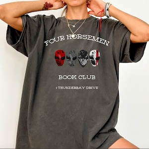 Camiseta de Los Cuatro Jinetes, Camiseta de Booktok, Camiseta de Romance Oscuro, Camiseta de La Noche del Diablo, Camiseta del Club de Lectura imagen 1