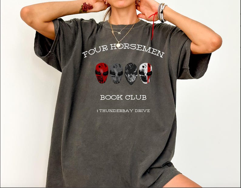 Camiseta de Los Cuatro Jinetes, Camiseta de Booktok, Camiseta de Romance Oscuro, Camiseta de La Noche del Diablo, Camiseta del Club de Lectura imagen 1