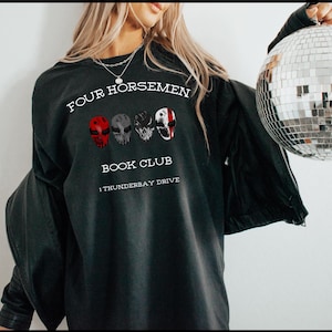 Camiseta de Los Cuatro Jinetes, Camiseta de Booktok, Camiseta de Romance Oscuro, Camiseta de La Noche del Diablo, Camiseta del Club de Lectura imagen 2