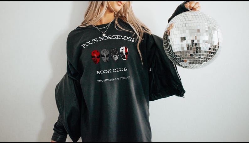 Camiseta de Los Cuatro Jinetes, Camiseta de Booktok, Camiseta de Romance Oscuro, Camiseta de La Noche del Diablo, Camiseta del Club de Lectura imagen 2