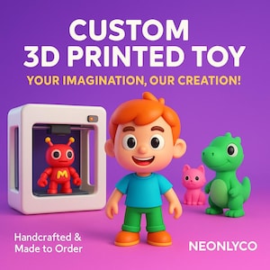 Może przedstawiać: Obraz reklamowy spersonalizowanych zabawek drukowanych w 3D. Przedstawia czerwonego robota w drukarce 3D, chłopca z kreskówki, różowego kota i zielonego dinozaura. Tekst brzmi "CUSTOM 3D PRINTED TOY" i "Handcrafted & Made to Order."