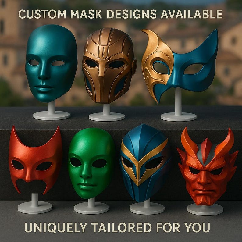 K&ouml;nnte beinhalten: Eine Sammlung von acht individuellen Masken-Designs, jedes auf einem wei&szlig;en St&auml;nder pr&auml;sentiert. Die Masken sind aus verschiedenen Materialien gefertigt und weisen einzigartige Designs auf, darunter eine goldene Maske mit geometrischem Muster, eine blau-goldene Maske mit Fl&uuml;gel-Design, eine gr&uuml;ne Maske mit schlichtem Design und eine rote Maske mit teuflischem Design. Die Masken sind alle individuell auf den Tr&auml;ger zugeschnitten.