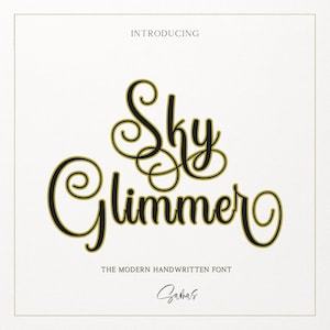 Puede incluir: Un diseño gráfico con las palabras "Sky Glimmer" en una fuente manuscrita decorativa. El texto es negro con un contorno dorado, sobre un fondo crema. La frase "The Modern Handwritten Font" está debajo del texto principal.