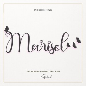 Puede incluir: Gráfico digital con el nombre "Marisol" en una fuente manuscrita adornada con mariposas y corazones. También se muestra el texto "Introducing" y "The Modern Handwritten Font".