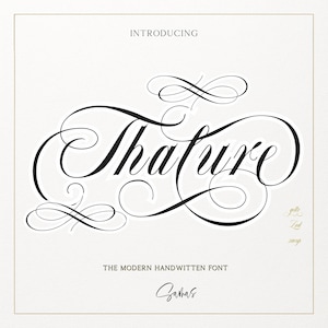 Puede incluir: Un diseño gráfico color crema con la palabra "Thafure" en una elegante escritura cursiva negra. El texto está enmarcado por adornos decorativos, con las palabras "Introducing" y "The Modern Handwritten Font".