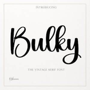Puede incluir: Fondo color crema con la palabra "Bulky" en fuente cursiva negra grande. Debajo, el texto dice "The Vintage Serif Font". La palabra "Introducing" está en la parte superior y el logotipo de Samas en la parte inferior.