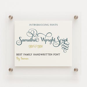 Può includere: Stampa incorniciata con il testo "INTRODUCING FONTS" e "Samantha Wprght Script" in un carattere decorativo. Sotto, si legge "Mr & Mrs" e "BEST FAMILY HANDWRITTEN FONT By Samas". La stampa è fissata da quattro viti color argento.