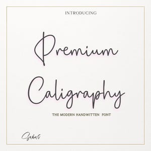 Puede incluir: Un fondo color crema con las palabras «INTRODUCING» en la parte superior. Las palabras «Premium Caligraphy» están escritas en una fuente de escritura oscura y fluida. Debajo, se lee «THE MODERN HANDWRITTEN FONT». La firma «Sannahs» está en la parte inferior.
