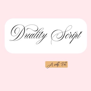 Puede incluir: Duality Script, una fuente de letra cursiva, se muestra en un rectángulo blanco sobre un fondo rosa claro.